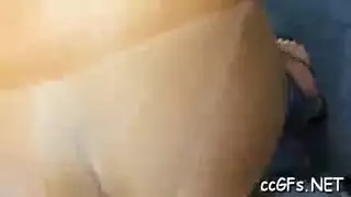 بوكاكي على الشاطئ: عاهرات مغطاة بالسائل المنوي