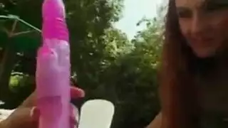 حمراوات مثلية يذهبن إلى الإباحية الصريحة مع الإيلاج الشرجي بالحزام