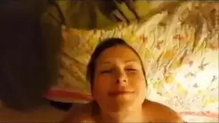 مضاجعتها بعمق في سراويل داخلية بيضاء من الدانتيل