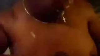 فاتنة معصوب العينين لا يعرف أنها لديها أول عرض كاميرا ويب تظهر للجميع لرؤية