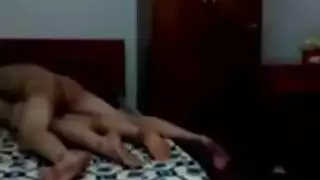 جنس جماعي على شاطئ عام مع عارضة مراهقة صغيرة