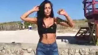 لاتينية مكتنزة في فيلم بورنو صريح للمص والجنس الشرجي العنيف