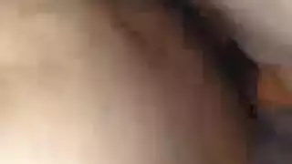 عاهرة صغيرة تُدفع لتركب قضيب أسود عملاق