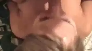 فتيات شقراء تشارك الأعضاء في جنس جماعي