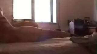 القنبيلة الشقراء إيرينا تتوسل للمزيد من القضيب على الأرض والأريكة