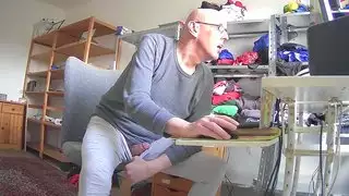عمل شرجي لسمراء يتم تصويره من الأعلى في سروال رياضي رمادي