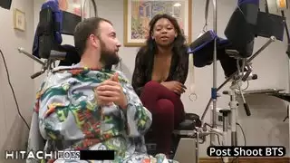 عصا هيتاشي للدكتور تامبا تمنح المراهقة المضطربة ميني روز هزات جماع شديدة مع صراخ