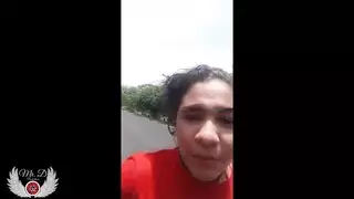 إباحية برية في الخارج: بينيلوبي أولسن تومض ببزازها الكبيرة ومهبلها المبلل علناً