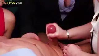 ميلف مدللة مغطاة بالوشم تطالب بعلاقة جماعية خشناء في الحلق العميق