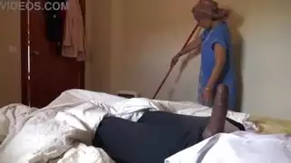 خادمة الفندق لا تصدق حجم قضيبه الأسود الضخم