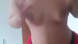 تكشف كسها لتحصل على مكافأة إباحية قوية