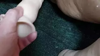 الفتاة تأخذ دسار بعمق، تغمر كل شيء في نشوة القذف