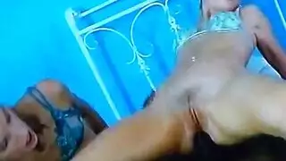 ثلاثية بإدخال مزدوج مع سحاقيات وقحات