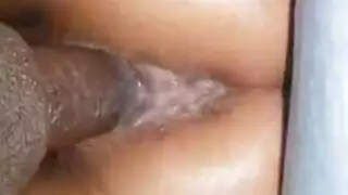 فتاة هواة تُمارس الجنس بقوة في مهبلها المبلل