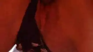 زوجة وقحة تكشف شفرتي فرجها غير المُحلّق، تتوسل للقضيب