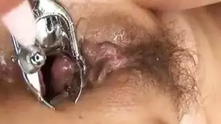 آسيوية مغرية تأخذ قضيبين صلبين بينما يشاهدها صديقها