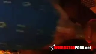 قناع على ركبتيها ساندويتش