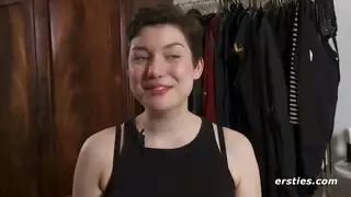 سمراء هاوية مثارة تُضرب بوضعية الكلب من قبل مثلبات عطشى