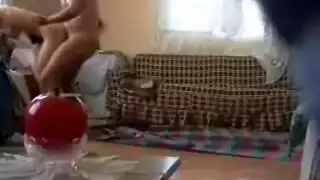 ماراثون جنسي في السيارة: هزات متعددة ونزول السوائل