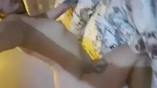 مشهد شقراء وحيدة: تفتح شفري كسيها وتدخل إصبعها بعمق