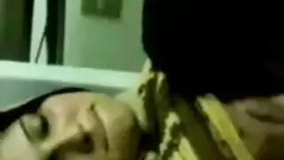 زوج يصور زوجته في علاقة شرجية مثلثة جامحة مع صديقه