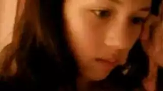 ديوث يضع لسانه داخل كس زوجته وزب الفحل يدخل