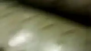 صديقة عاهرة تمص بعمق دون أسنان، تحافظ على قضيب حبيبها حلو