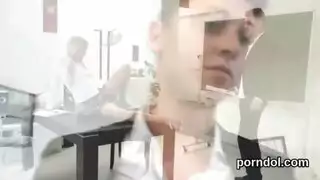 يتم إصبع مهبلها المبلل قبل نكش عنيف
