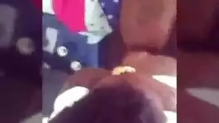 نيك إباحي في بيت ريفي: جماع جماعي مع كوغرات ناضجات