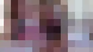رجل يداعب قضيب كلبه حتى يصبح منتصبًا ونابضًا