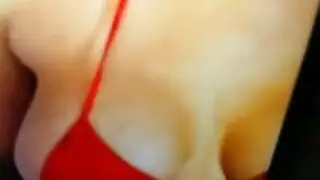 كس محلوق، أصابع في الطيز، ثم جنس عميق في مشهد قاس