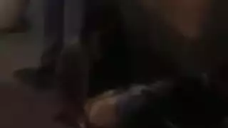 تم حفر حارس أمن مفلس أثناء إعطاء الرأس
