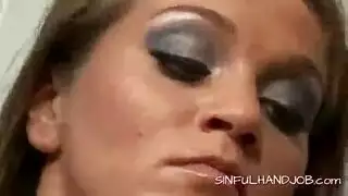 جنس صعب على شاطئ البحر: رجل موشوم يضرب فرج المجرية الضيق