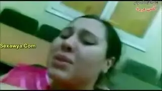 جلسة صعبة لعشيق البحيرة مع عاهرة كبيرة الصدر