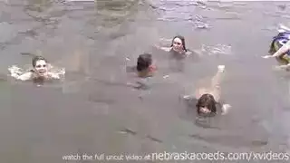 تلميذات يتوسلن للسائل المنوي: حمولة لكل ثقب