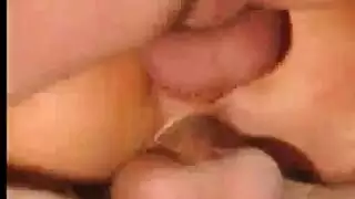 عاهرة صغيرة الحجم تحصل على شرج قاسٍ