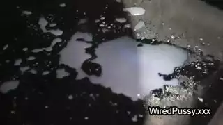 مؤخرة شاحبة ممتلئة مملوءة بالسائل المنوي