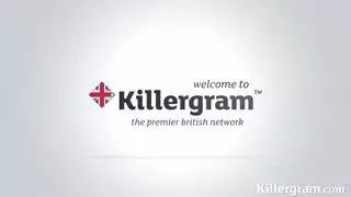 بنت تخلع ملابسها من الأعلى إلى الأسفل وتتعرى