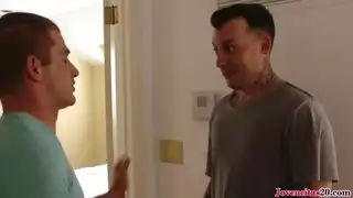 تتلصص على امها وهي تتناك من ابيها