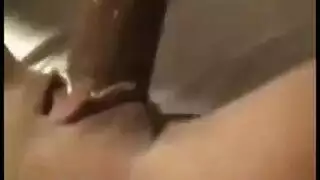 الزوج يضاجع زوجته على السرير بعد تسخينها وقذفه فيها