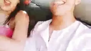 تصوير سري في حافلة مزدحمة: شاب يعبث بحلمات صديقته الناضجة