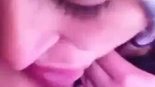 سورية محجبة يبوسها حبيبها