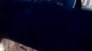 عارضة عربية حارقة تأخذ قذفًا على وجهها