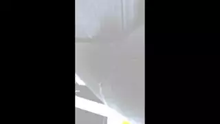 مشهد إباحي: رجل لا يشبع يضرب مؤخرة زرقاء بعمق