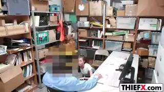 القنبلة الشقراء كارولينا مستعدة لأي شيء مع أثدائها الكبيرة