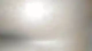 السوداء تحصل على مهبلها ممتدًا بعمق على أريكة غرفة المعيشة