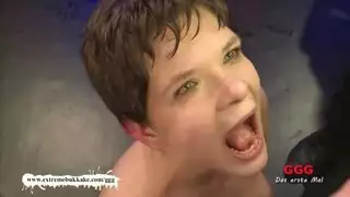 تقوم جبهة مورو ذات الشعر القصير بذلك أمام الكاميرا ، لأنها تريد أن تصبح نجمة أفلام إباحية