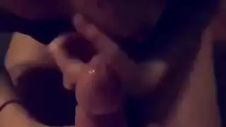 رايلي ريد ركعت على ركبتيها وتركت رجلين يمارس الجنس مع أدمغتها