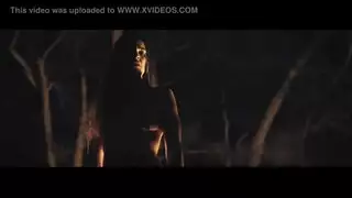 شابة مثيرة هيلاري تخرج القذف من رأسها