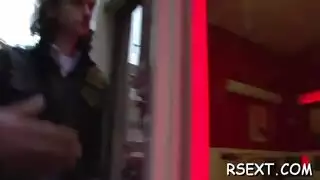 فالنتينا تُقنع بتلقي جنس فموي عميق وتدليك